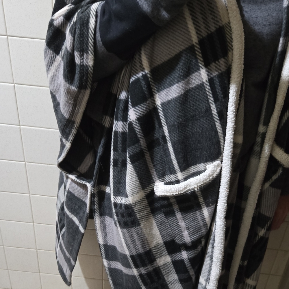 Cuddl Duds Black and White Plaid Blanket Robe - Picture 4 of 8